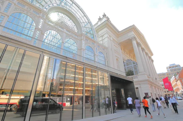 伦敦英国 2019年6月1日 身份不明的人参观伦敦皇家歌剧院 — 图库照片