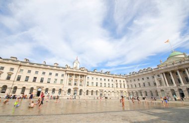 Londra İngiltere - 2 Haziran 2019: Kimliği belirsiz kişiler Somerset House tarihi binası Londra İngiltere ziyaret