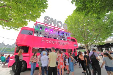 Londra İngiltere - 2 Haziran 2019: Frozen Yogurt shop Southbank London Uk'te kimliği belirsiz kişiler sıraya girdi