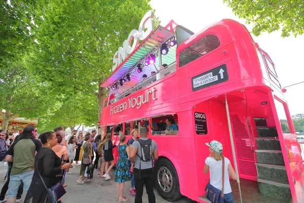 Londra İngiltere - 2 Haziran 2019: Frozen Yogurt shop Southbank London Uk'te kimliği belirsiz kişiler sıraya girdi