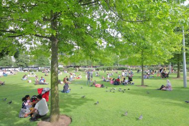 Londra İngiltere - 2 Haziran 2019: Kimliği belirsiz kişiler Southbank nehir ön bölgesi Londra İngiltere'yi ziyaret etti.