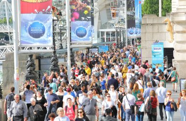 Londra İngiltere - 2 Haziran 2019: Kimliği belirsiz kişiler Londra İngiltere'deki Southbank'i ziyaret etti.