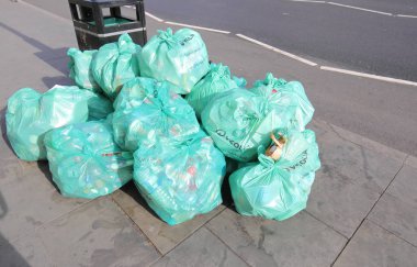 Londra İngiltere - Haziran 2, 2019: Veolia plastik torba çöp Londra İngiltere şehir merkezinde yığılmış