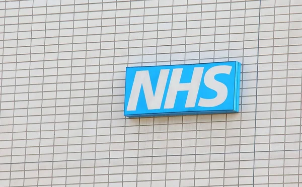 Londra İngiltere - 2 Haziran 2019: Nhs Ulusal Sağlık Servisi işareti İngiltere