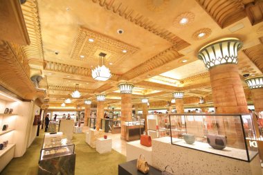Londra İngiltere - 2 Haziran 2019: Kimliği belirsiz kişiler Harrods alışveriş merkezi Londra İngiltere'yi ziyaret etti