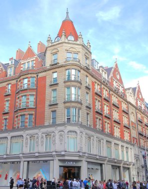 Londra İngiltere - 2 Haziran 2019: Kimliği belirsiz kişiler Zara giyim mağazası Knightsbridge London Uk'i ziyaret etti