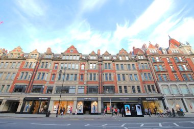 Londra İngiltere - 2 Haziran 2019: Kimliği belirsiz kişiler Knightsbridge alışveriş caddesi cityscape London Uk'i ziyaret ediyor