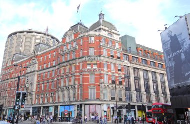 Londra İngiltere - 2 Haziran 2019: Kimliği belirsiz kişiler Harvey Nichols alışveriş merkezi Londra İngiltere'yi ziyaret etti