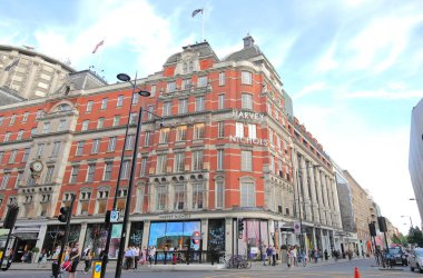 Londra İngiltere - 2 Haziran 2019: Kimliği belirsiz kişiler Harvey Nichols alışveriş merkezi Londra İngiltere'yi ziyaret etti