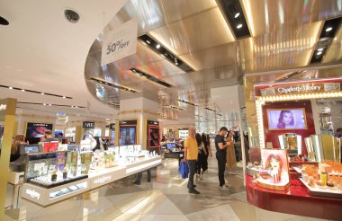 Londra İngiltere - 2 Haziran 2019: Kimliği belirsiz kişiler Harvey Nichols alışveriş merkezi Londra İngiltere'yi ziyaret etti