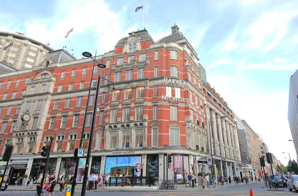 Londra İngiltere - 2 Haziran 2019: Kimliği belirsiz kişiler Harvey Nichols alışveriş merkezi Londra İngiltere'yi ziyaret etti