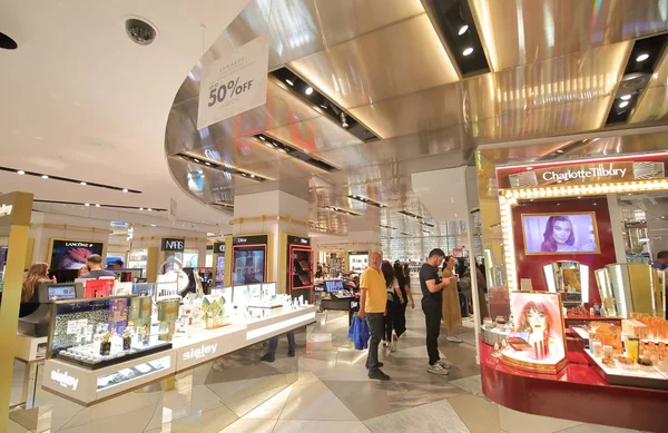 Londra İngiltere - 2 Haziran 2019: Kimliği belirsiz kişiler Harvey Nichols alışveriş merkezi Londra İngiltere'yi ziyaret etti