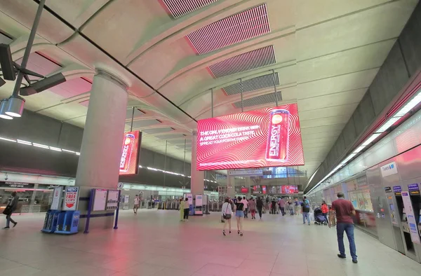 Londres Angleterre Juin 2019 Des Personnes Non Identifiées Voyagent Station — Photo