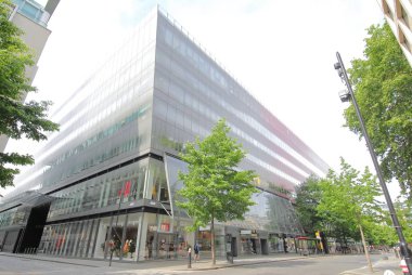 Londra İngiltere - 2 Haziran 2019: Kimliği belirsiz kişiler One New Change alışveriş merkezini ziyaret etti Londra İngiltere