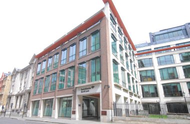 Londra İngiltere - 2 Haziran 2019: Bank of America Merrill Lynch ofis binası Londra İngiltere