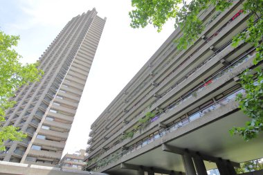 Londra İngiltere - 2 Haziran 2019: Barbican Estate binası Londra İngiltere