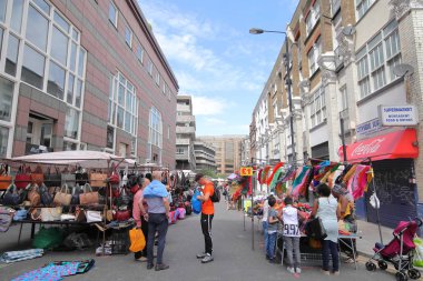 Londra İngiltere - 2 Haziran 2019: Kimliği belirsiz kişiler Petticoat Lane sokak pazarı Londra İngiltere'yi ziyaret etti