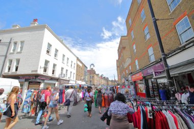 Londra İngiltere - 2 Haziran 2019: Kimliği belirsiz kişiler Petticoat Lane sokak pazarı Londra İngiltere'yi ziyaret etti
