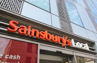 Londra İngiltere - 2 Haziran 2019: Sainsburys süpermarket Londra İngiltere