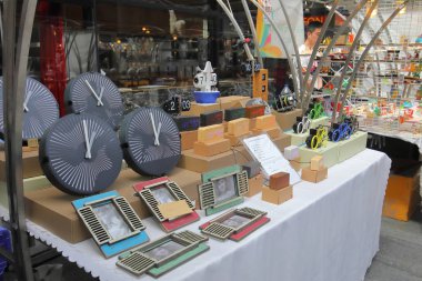 Londra İngiltere - 2 Haziran 2019: Old Spitalfields market London Uk'te el sanatları gösterisi