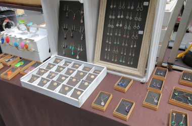 Londra İngiltere - 2 Haziran 2019: Old Spitalfields market London Uk'te El Sanatları Mücevheri ekranı