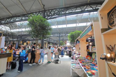 Londra İngiltere - 2 Haziran 2019: Kimliği belirsiz kişiler Old Spitalfields market London Uk'i ziyaret etti