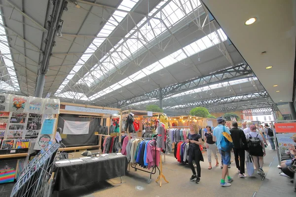 Londen Engeland Juni 2019 Ongeïdentificeerde Mensen Bezoeken Old Spitalfields Market — Stockfoto