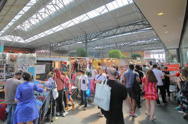 伦敦英格兰 2019年6月2日 身份不明的人参观老斯皮塔菲尔德市场伦敦Uk — 图库照片