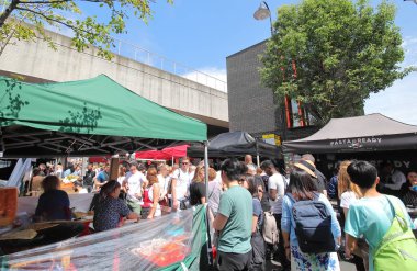Londra İngiltere - 2 Haziran 2019: Kimliği belirsiz kişiler Brick Lane Sunday market London Uk'i ziyaret etti