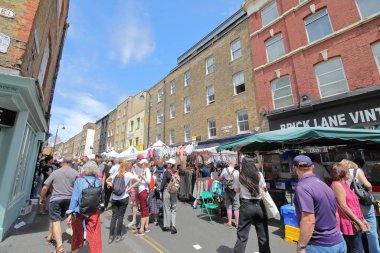 Londra İngiltere - 2 Haziran 2019: Kimliği belirsiz kişiler Brick Lane Sunday market London Uk'i ziyaret etti