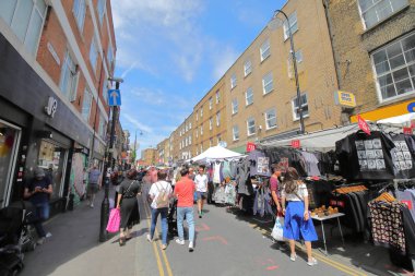 Londra İngiltere - 2 Haziran 2019: Kimliği belirsiz kişiler Brick Lane Sunday market London Uk'i ziyaret etti