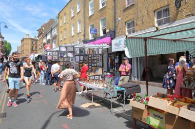 Londra İngiltere - 2 Haziran 2019: Kimliği belirsiz kişiler Brick Lane Sunday market London Uk'i ziyaret etti