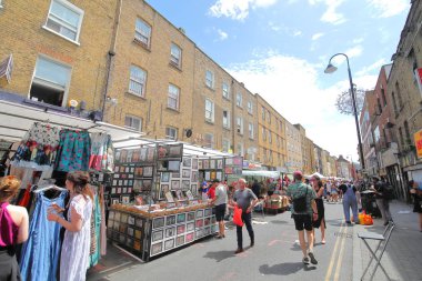 Londra İngiltere - 2 Haziran 2019: Kimliği belirsiz kişiler Brick Lane Sunday market London Uk'i ziyaret etti