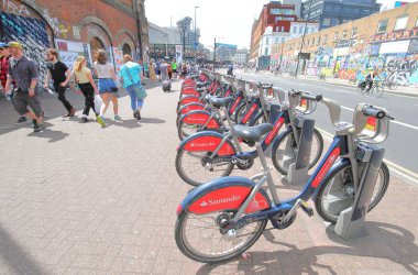 Londra İngiltere - 2 Haziran 2019: Londra İngiltere'de halka açık bisiklet paylaşım istasyonu