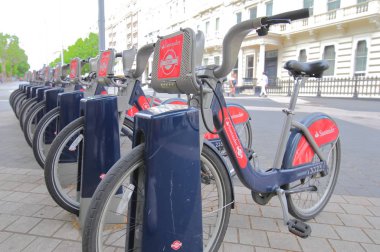 Londra İngiltere - 3 Haziran 2019: Londra İngiltere'de bisiklet payı kiralık otopark standı