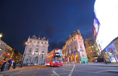 Londra İngiltere - 3 Haziran 2019: Kimliği belirsiz kişiler Piccadilly Circus Londra şehir merkezini ziyaret etti