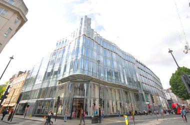 Londra İngiltere - 3 Haziran 2019: Kimliği belirsiz kişiler Zara mağazası Tottenham Court road London Uk'i ziyaret etti 