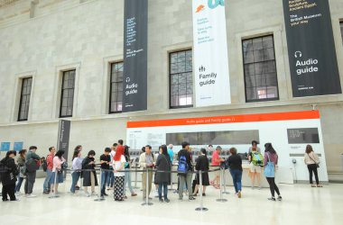Londra İngiltere - 3 Haziran 2019: Kimliği belirsiz kişiler British Museum London Uk'i ziyaret etti