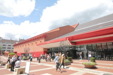 Londra İngiltere - 3 Haziran 2019: Kimliği belirsiz kişiler British Library London Uk'i ziyaret etti
