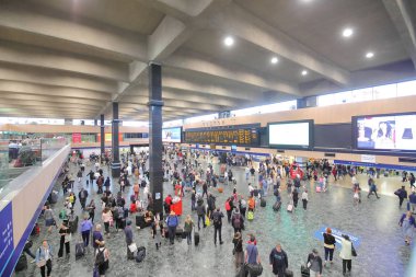 Londra İngiltere - 3 Haziran 2019: Euston tren istasyonunda kimliği belirsiz kişiler Londra İngiltere'de seyahat