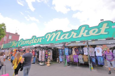Londra İngiltere - 3 Haziran 2019: Kimliği belirsiz kişiler Camden market London Uk'i ziyaret etti