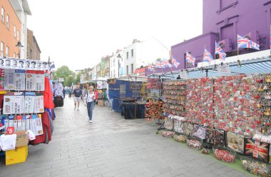 Londra İngiltere - 3 Haziran 2019: Kimliği belirsiz kişiler Inverness sokak pazarı Camden London Uk'i ziyaret etti