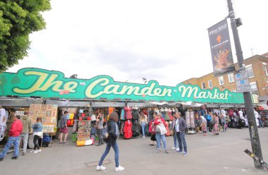 Londra İngiltere - 3 Haziran 2019: Kimliği belirsiz kişiler Camden market London Uk'i ziyaret etti