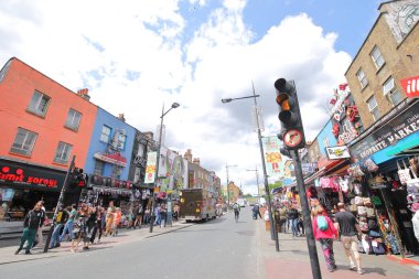 Londra İngiltere - 3 Haziran 2019: Kimliği belirsiz kişiler Camden market London Uk'i ziyaret etti