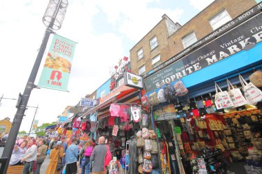 Londra İngiltere - 3 Haziran 2019: Kimliği belirsiz kişiler Camden market London Uk'i ziyaret etti