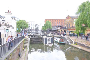 Londra İngiltere - 3 Haziran 2019: Kimliği belirsiz kişiler Camden Lock kanalı Londra İngiltere'yi ziyaret etti
