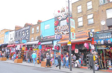 Londra İngiltere - 3 Haziran 2019: Kimliği belirsiz kişiler Camden market London Uk'i ziyaret etti