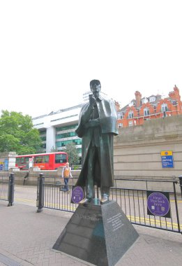 Londra İngiltere - 3 Haziran 2019: Baker sokak Londra İngiltere'de Sherlock Holmes heykeli.