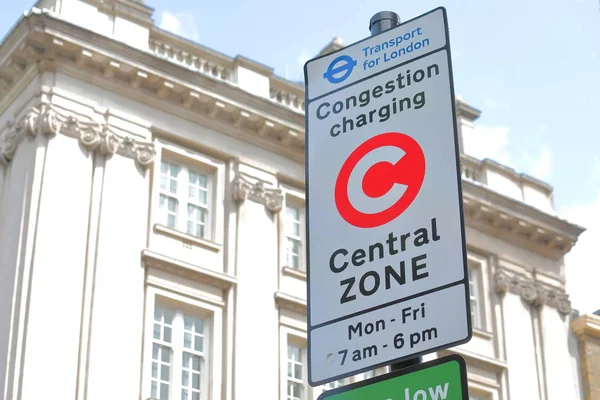 Londra İngiltere - 3 Haziran 2019: Tıkanıklık şarj noktası işareti Londra İngiltere