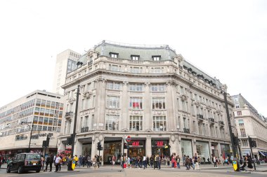 Londra İngiltere - 3 Haziran 2019: Kimliği belirsiz kişiler Oxford Circus London Uk'deki H ve M mağazalarını ziyaret etti
